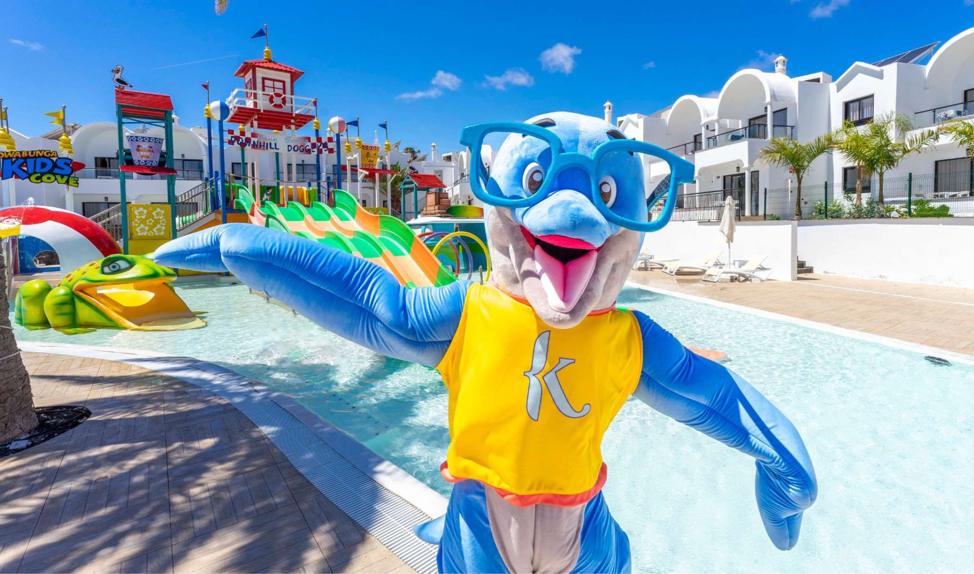 Baku mascot of Bakour Hotels next to water park in Bakour Lanzarote Splash hotel